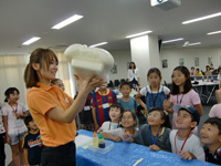 クアフォームが膨らむ実験に 子供達もびっくり!